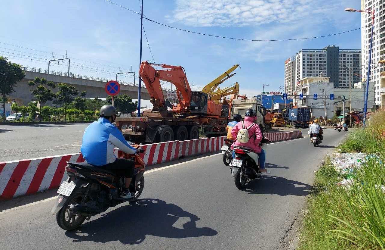 Quoc lo 1 doan qua ben xe Mien Dong moi van chua mo rong xong vi vuong mat bang.  Anh: Minh Quan