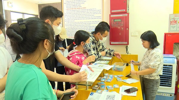 Người dân Hà Nội đăng ký sử dụng vé xe buýt. Ảnh: Tramoc