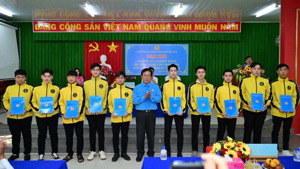 The Labor Federation of Tra Vinh City (Tra Vinh Province) handed over the decision to admit union members to the Trade Union and establish the Grab Student Technology Vehicle Union. Photo: Tra Vinh Provincial Labor Federation