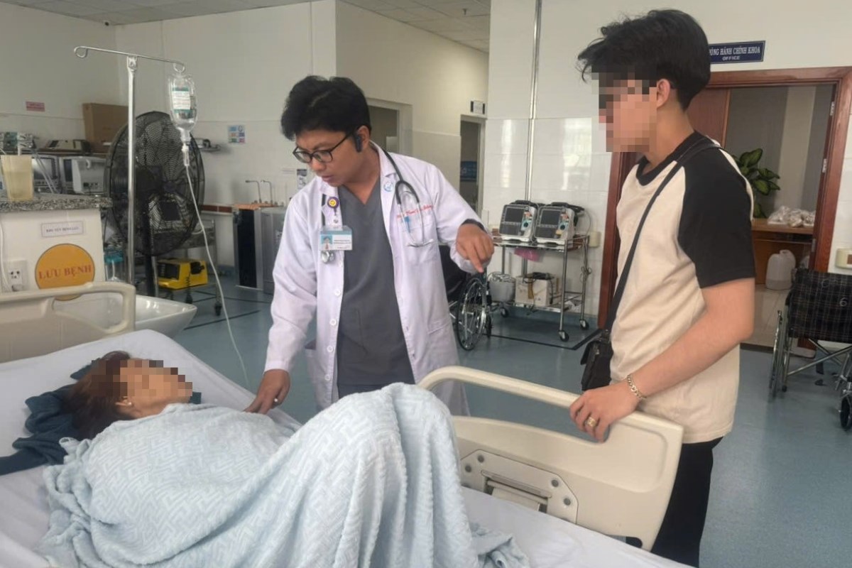 Doctors at Vung Tau Hospital treat a case of suspected poisoning caused by banh mi. Photo: Hoang Huong
