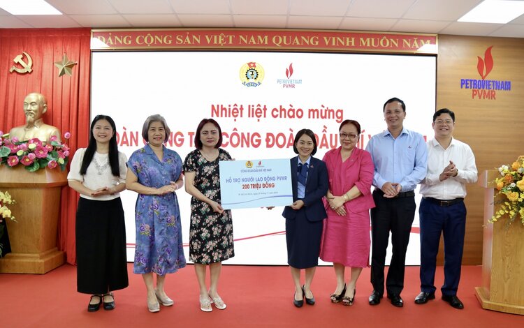 Vietnam Oil and Gas Trade Union supports PVMR workers with 200 million VND to help improve working conditions. Photo: Trade Union