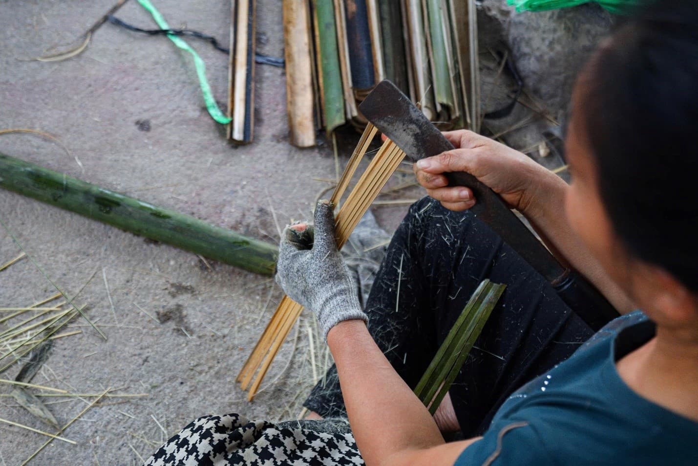 Hien tai, nhung nguoi cong nhan o cac xuong lam huong tai lang Quang Phu Cau dang buoc vao giai doan san xuat tat bat nhat trong nam. Tat ca cac cong doan, tu che tre, nhuom chan huong, den se bot va phoi huong, deu hoat dong het cong suat. Nguoi dan phai lam viec tu sang som den tan khuya de dam bao tien do san xuat. Anh: Hoang Loc