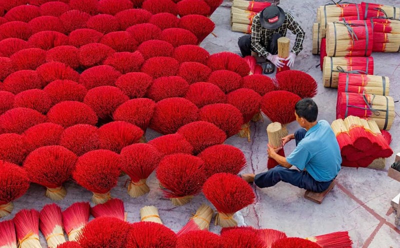 Coming to Quang Phu Cau incense village (Ung Hoa, Hanoi), you can see eye-catching "flowers" everywhere on every street and alley. Photo: Hoang Loc