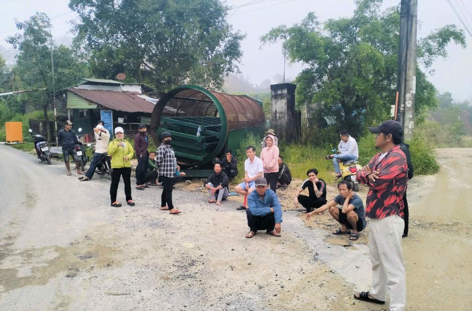 Workers face difficulties because the company owes them wages. Photo: Bao Lam