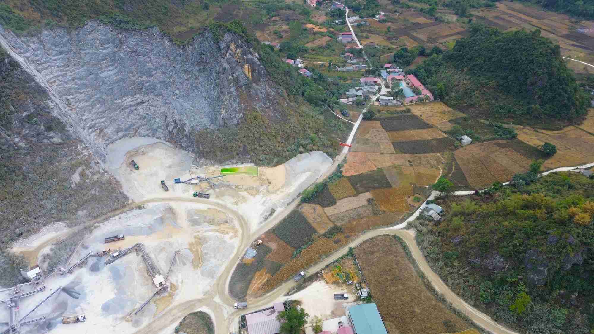Hong Phong quarry (Hong Phong commune, Cao Loc district) was accused by residents of causing dust and noise pollution. Photo: Khanh Linh