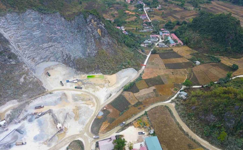 Hong Phong quarry (Hong Phong commune, Cao Loc district) was accused by residents of causing dust and noise pollution. Photo: Khanh Linh