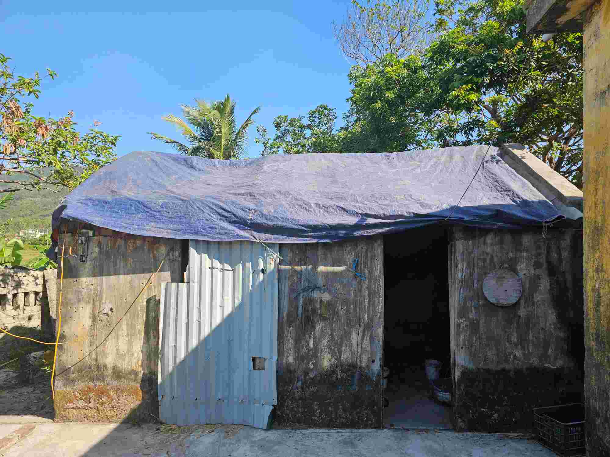 Phòng bếp nhà bà Lê Thị Nga (58 tuổi), xóm 3, khu Cát Thành, phường Minh Thành, TX Quảng Yên, tỉnh Quảng Ninh thiệt hại sau bão Yagi, gia đình không dám sửa chữa do không được đền bù giải phóng mặt bằng. Ảnh: Đoàn Hưng