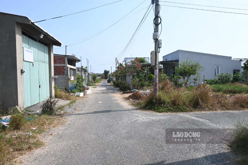 Mot khu dan cu tu phat nam tren dia ban xa Huu Dinh (huyen Chau Thanh, tinh Ben Tre) da duong dien keo vao. Anh: Thanh Nhan