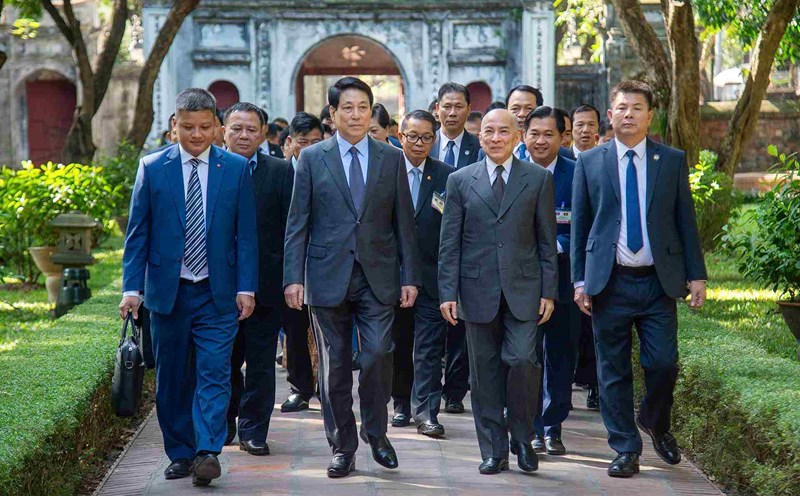 Politburo member and President Luong Cuong and Cambodian King Norodom Sihamoni visited the Temple of Literature and enjoyed tea on November 29. Photo: Hai Nguyen
