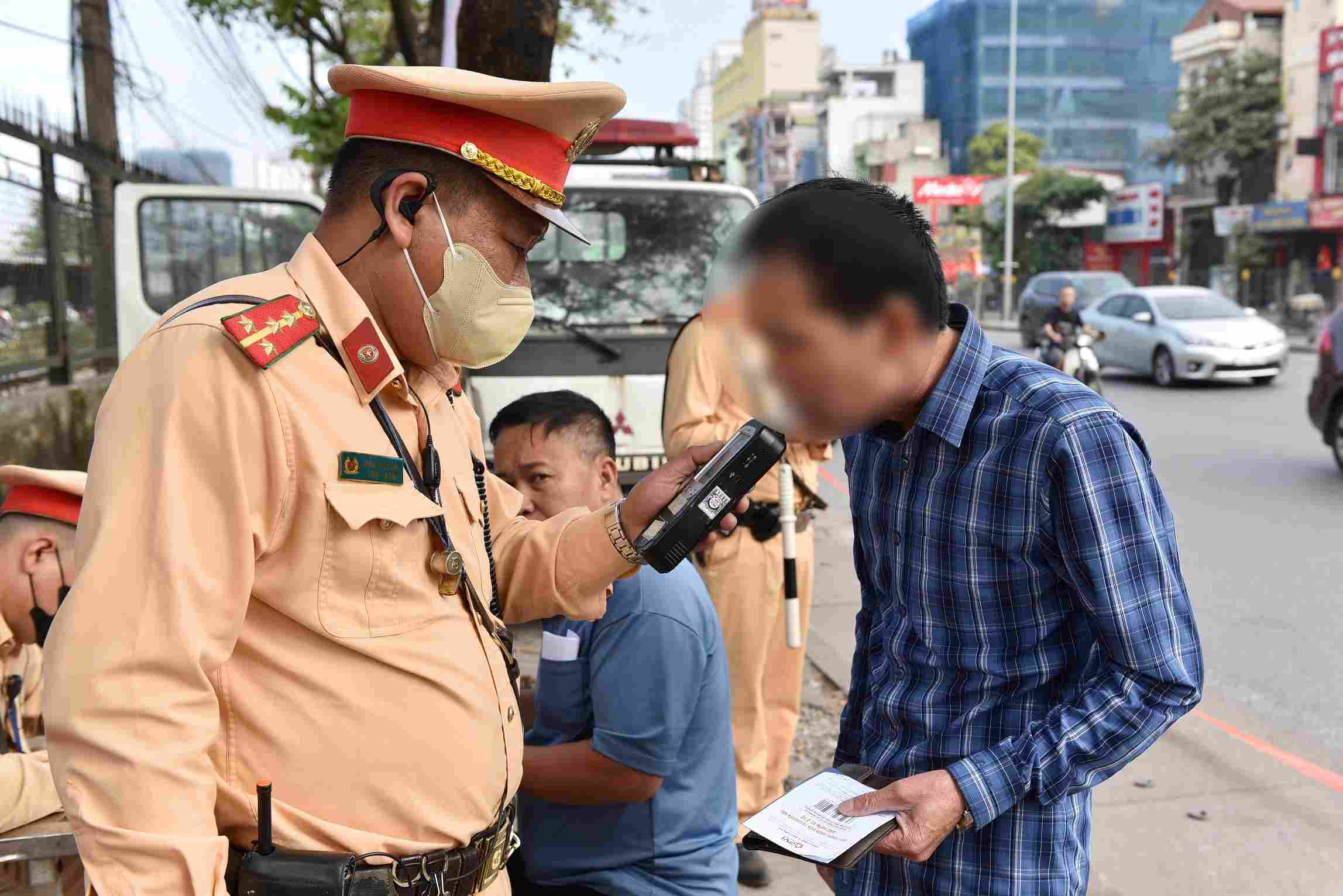 Hanoi Traffic Police increase alcohol and drug testing for bus drivers. Photo: To The
