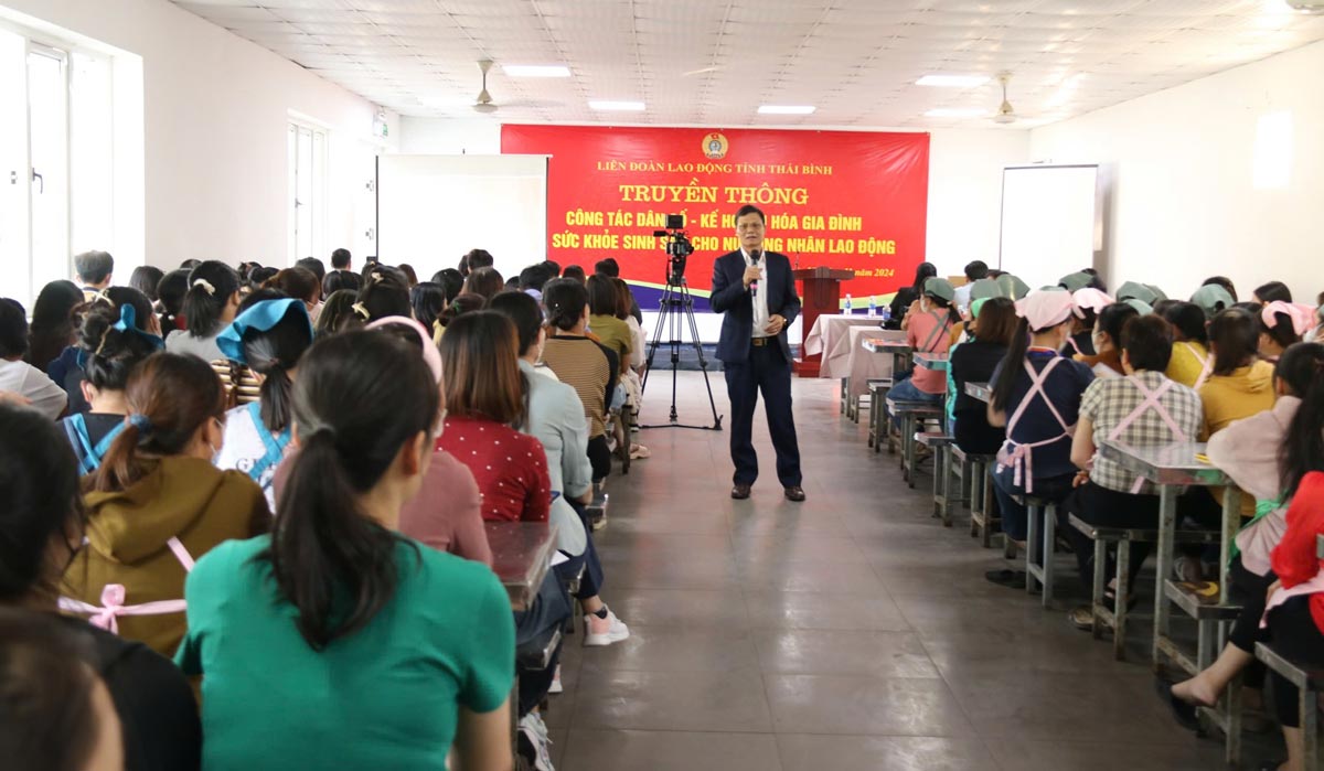 Communication about population and family planning for employees at Hualida Garment Company Limited (Thai Binh City). Photo: Ba Manh