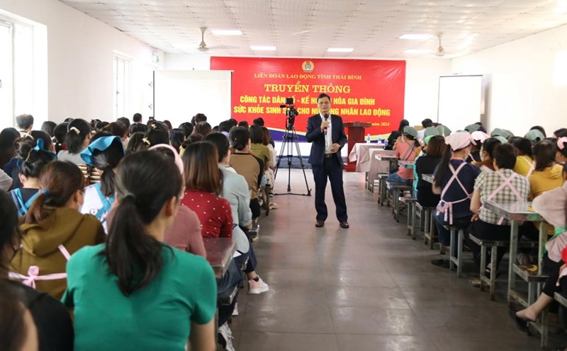 Communication about population and family planning for employees at Hualida Garment Company Limited (Thai Binh City). Photo: Ba Manh