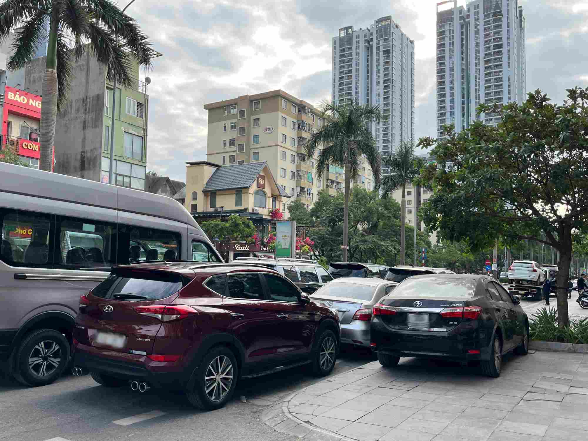 The car market is bustling at the end of the year thanks to the policy of reducing registration fees. Photo: Mai Chi