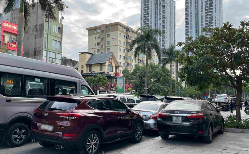 The car market is bustling at the end of the year thanks to the policy of reducing registration fees. Photo: Mai Chi