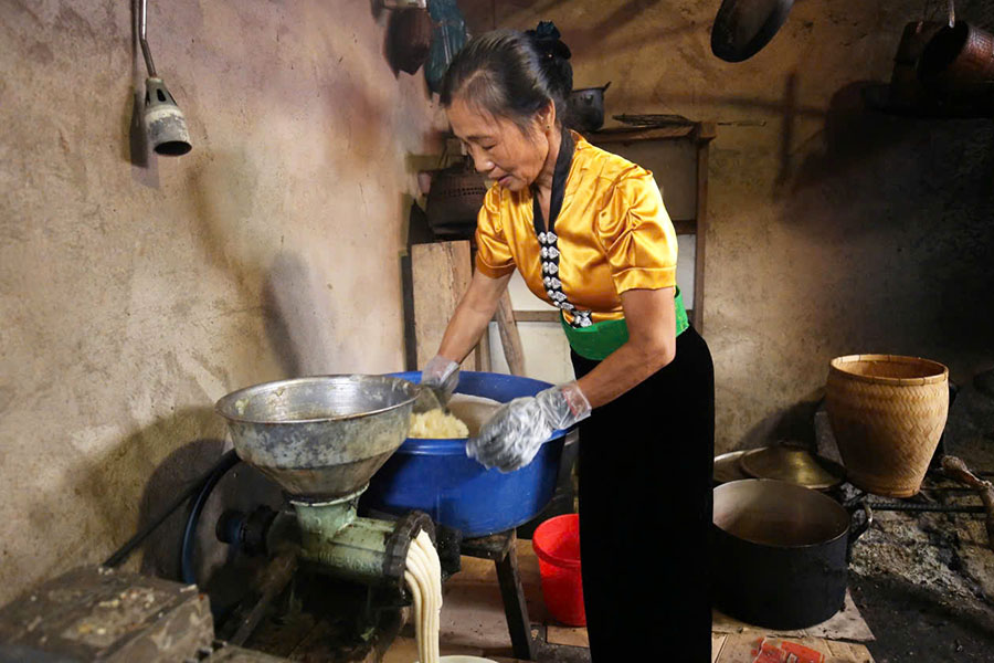 Cac cong doan lam banh tuy khong kho nhung doi cac chi em phu nu nguoi Thai phai thuc hien ti ti, kheo leo. Anh: Chuc Chi.