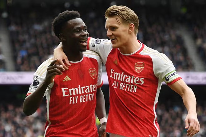 Bukayo Saka (trai) la cau thu dang co phong do rat cao cung Arsenal mua giai nay. Anh: Arsenal