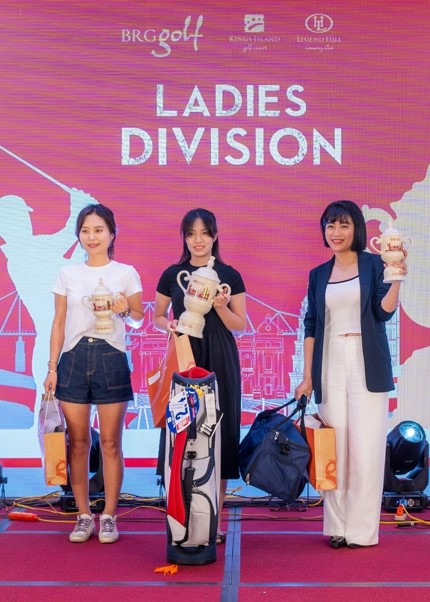 Nu gon thu Truong Ha Mi (giua) gianh chuc vo dich BRG Golf Hanoi Festival 2024 voi tong diem 129 gay.  