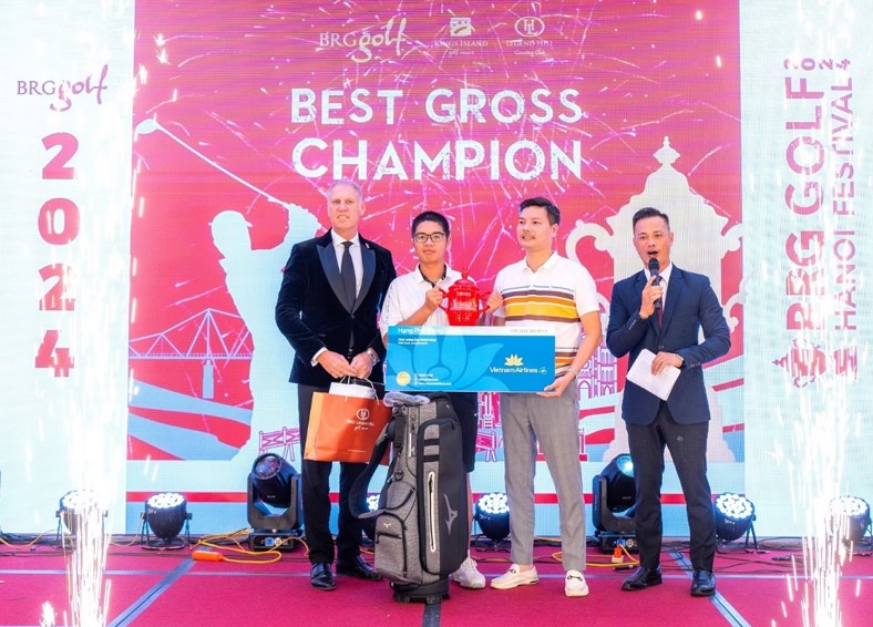 Gon thu Le Minh Nghia (thu hai tu trai qua) gianh chuc vo dich BRG Golf Hanoi Festival 2024 voi tong diem 155 gay  