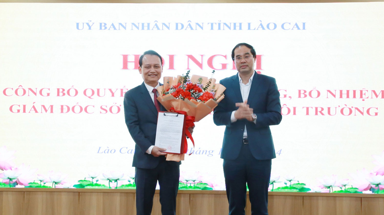 Chairman of Lao Cai Provincial People's Committee Trinh Xuan Truong presented the decision to appoint the Director of the Department of Natural Resources and Environment. Photo: Thuy Phuong