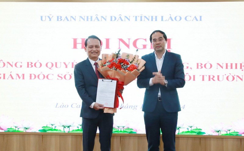 Chairman of Lao Cai Provincial People's Committee Trinh Xuan Truong presented the decision to appoint the Director of the Department of Natural Resources and Environment. Photo: Thuy Phuong