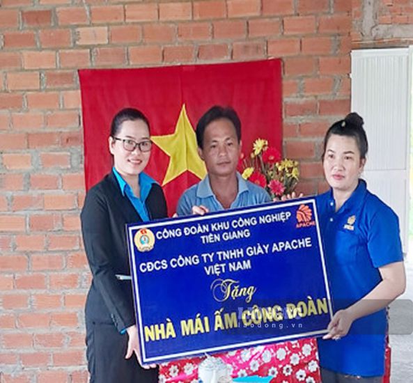 The Trade Union of APACHE Vietnam Shoes Company Limited presented a “Trade Union Shelter” to the family of Ms. Nguyen Thi Di - a worker at APACHE Vietnam Shoes Company Limited. Photo: Thanh Nhan