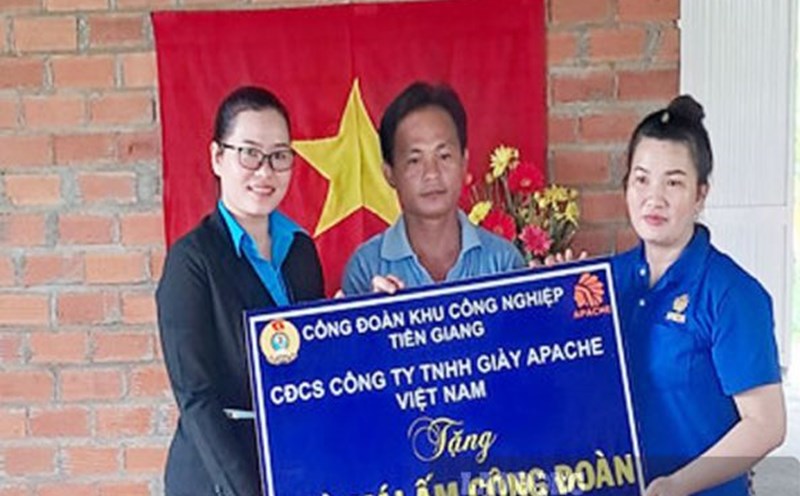 The Trade Union of APACHE Vietnam Shoes Company Limited presented a “Trade Union Shelter” to the family of Ms. Nguyen Thi Di - a worker at APACHE Vietnam Shoes Company Limited. Photo: Thanh Nhan