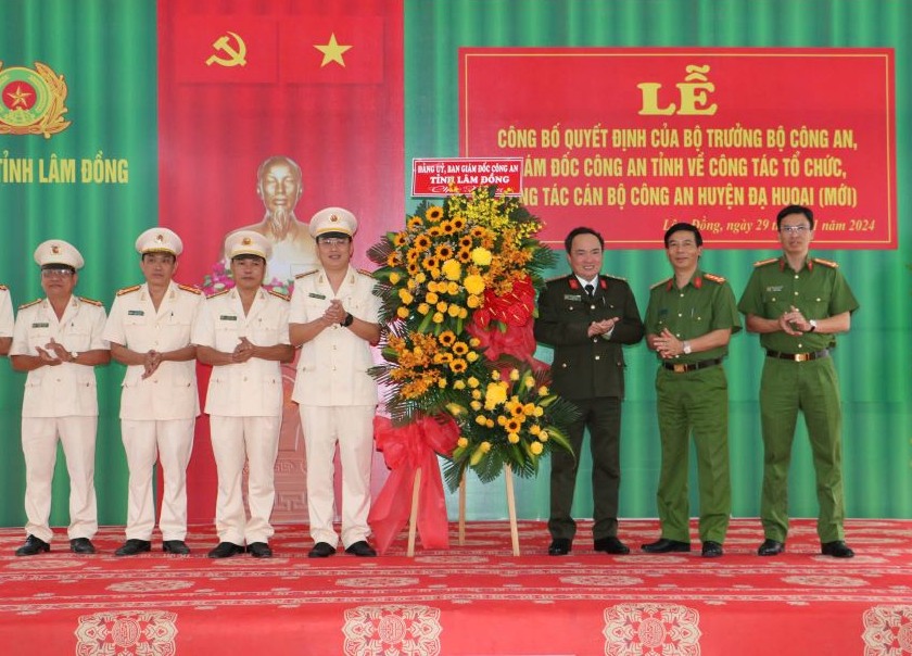 Leaders of Lam Dong Provincial Police presented flowers to congratulate the Da Huoai District Police (new). Photo: Bao Lam