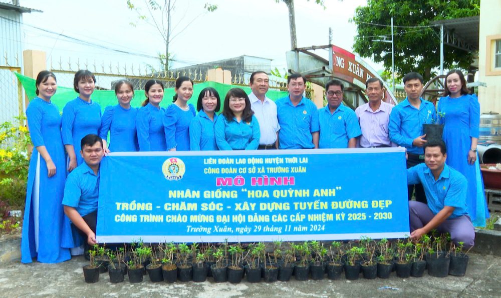 Propagation of 500 pots of Quynh Anh flowers. Photo: Trade Union of Truong Xuan commune