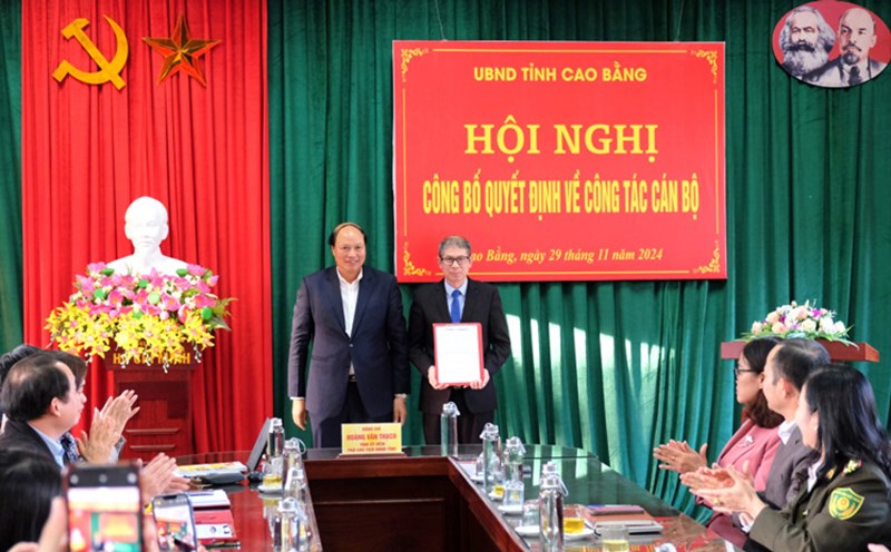 Mr. Nong Quoc Hung received the appointment decision. Photo: The Hien.