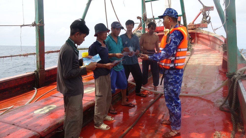 Coast Guard Force 4 strengthens propaganda work for people and fishermen on combating IUU fishing. Photo: Duc Thai