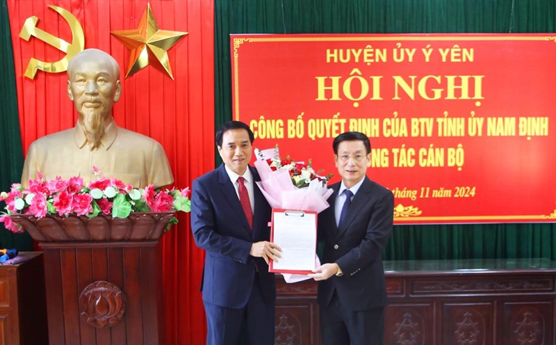 Deputy Secretary of the Provincial Party Committee, Chairman of the Nam Dinh Provincial People's Committee Pham Dinh Nghi presented the decision to the new Secretary of the Party Committee of Y Yen District, Nguyen Hung Manh. Photo: Y Yen District Portal