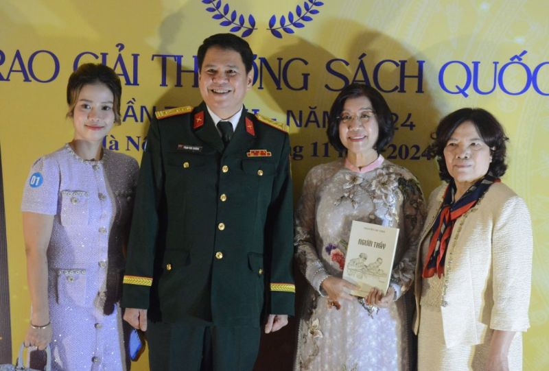 The family of Senior Lieutenant General Nguyen Chi Vinh - author of the book "The Teacher" at the 7th National Book Awards ceremony in 2024. Photo: Huyen Chi