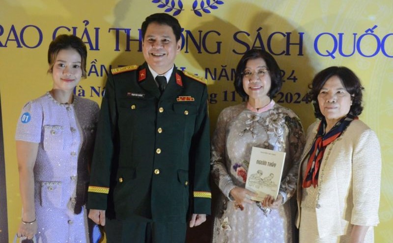 The family of Senior Lieutenant General Nguyen Chi Vinh - author of the book "The Teacher" at the 7th National Book Awards ceremony in 2024. Photo: Huyen Chi