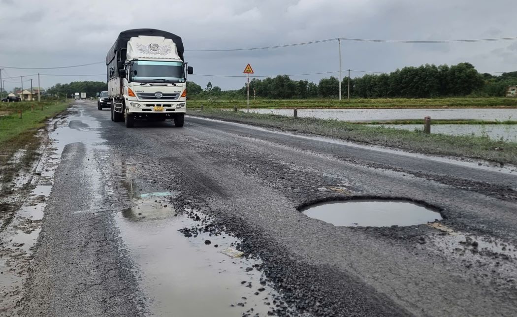 Provincial road DT.585C was severely damaged. Photo: H.Tho.