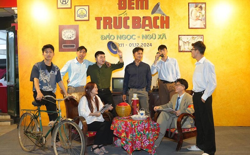 Experience Hanoi life during the subsidy period right in the heart of the modern city at the "Truc Bach Night" space on the Ngoc Island - Ngu Xa walking street. Photo: Organizing Committee