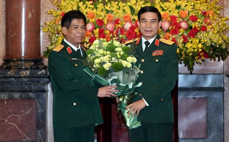 General Phan Van Giang presented flowers to congratulate Senior Lieutenant General Nguyen Van Nghia - Deputy Chief of the General Staff of the Vietnam People's Army when he was promoted to the rank of Senior Lieutenant General in 2023. Photo: Phu Son