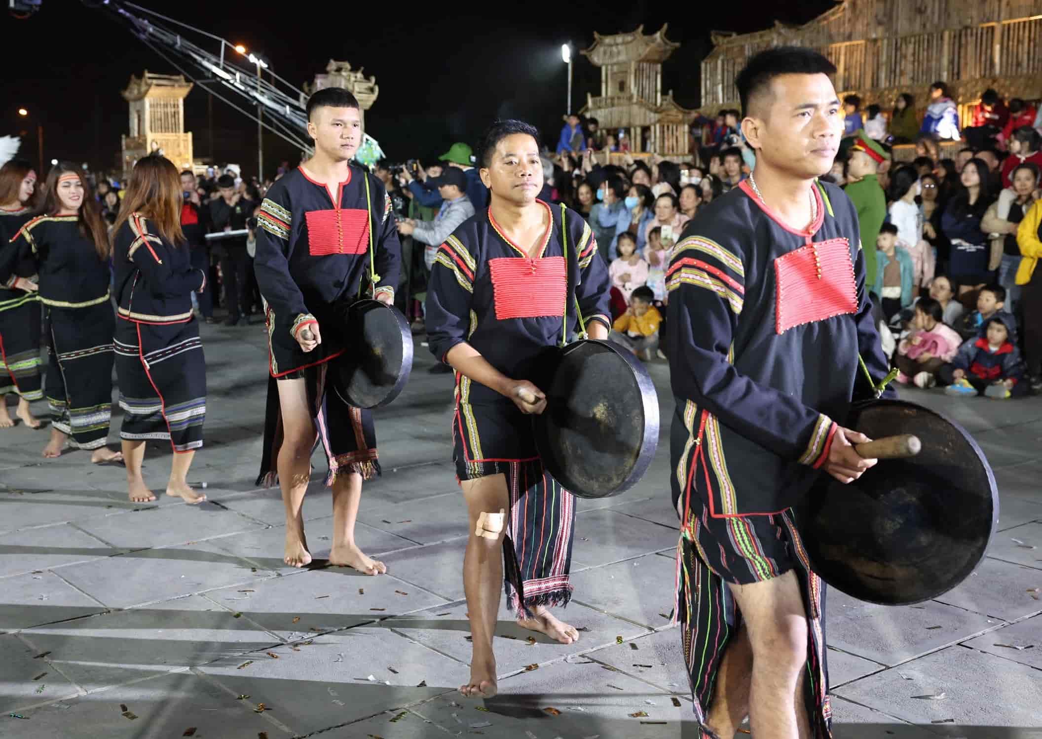 Voi quy mo hoanh trang cung chuoi cac hoat dong dac sac, Le hoi duong pho nam nay da mo ra khong gian da chieu, ket noi qua khu va hien tai, ton vinh nhung gia tri di san van hoa truyen thong va don nhan nhung net dep cua nghe thuat duong dai. Anh: Nguyen Truong