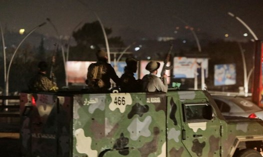 Quân nổi dậy Syria trên đường phố Aleppo ngày 30.11. Ảnh: AFP