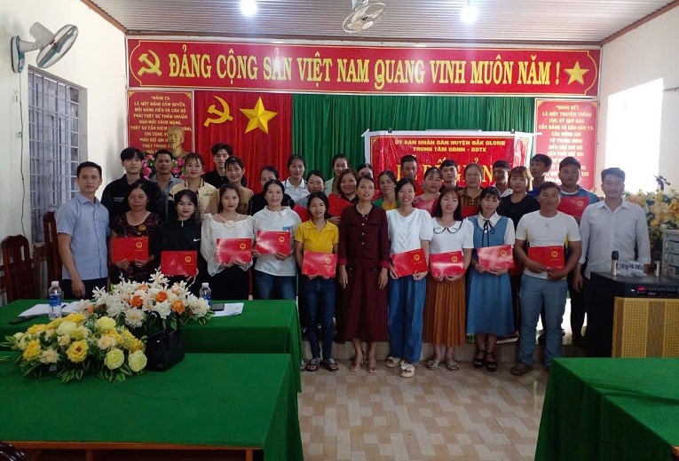 Vocational training has gradually helped many poor people in Dak Glong district stabilize their lives and develop their economy. Photo: Bao Trung