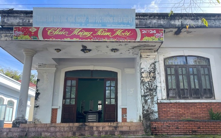 The temporary working area of ​​officers and employees of the Dak Glong District Vocational Education and Continuing Education Center has seriously degraded. Photo: Pham Quang