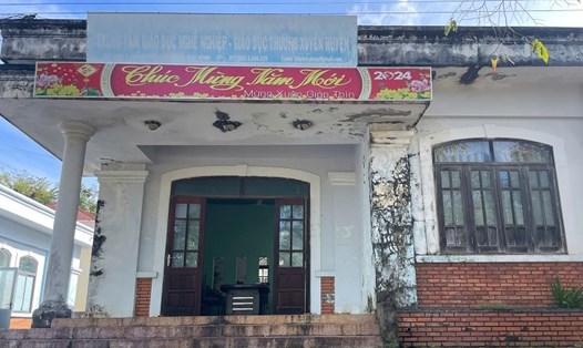 Khu nhà làm việc tạm thời của cán bộ, nhân viên Trung tâm Giáo dục nghề nghiệp - Giáo dục thường xuyên huyện Đắk Glong đã xuống cấp nghiêm trọng. Ảnh: Phạm Quang