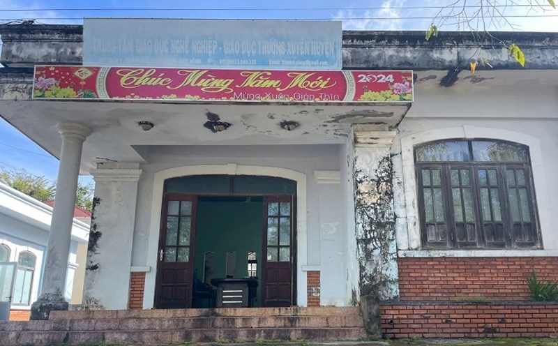 The temporary working area of officers and employees of the Dak Glong District Vocational Education and Continuing Education Center has seriously degraded. Photo: Pham Quang