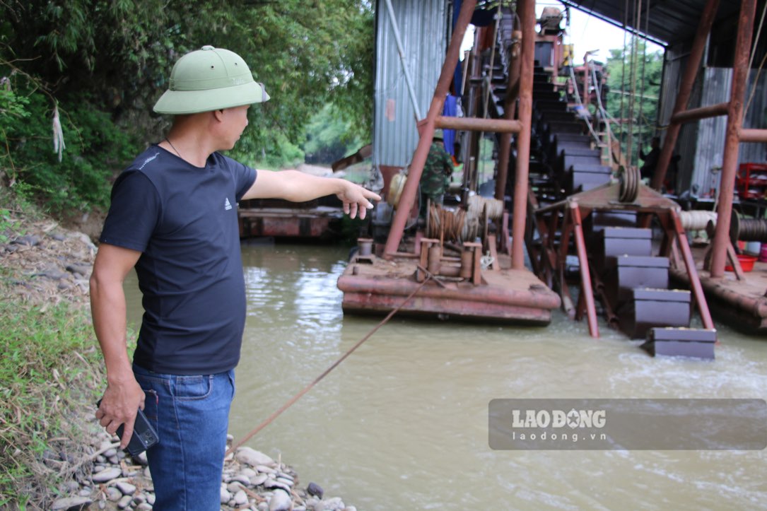 Nguoi dan xom Dam Muong 12, xa Minh Duc (TP Pho Yen) buc xuc truoc tinh trang khai thac cat soi tren song. Anh: Lam Thanh.