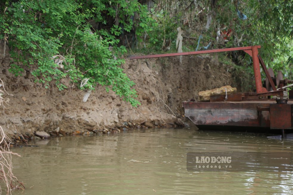 Bai bo song Cong sat lo do hoat dong khai thac cat. Anh: Lam Thanh.