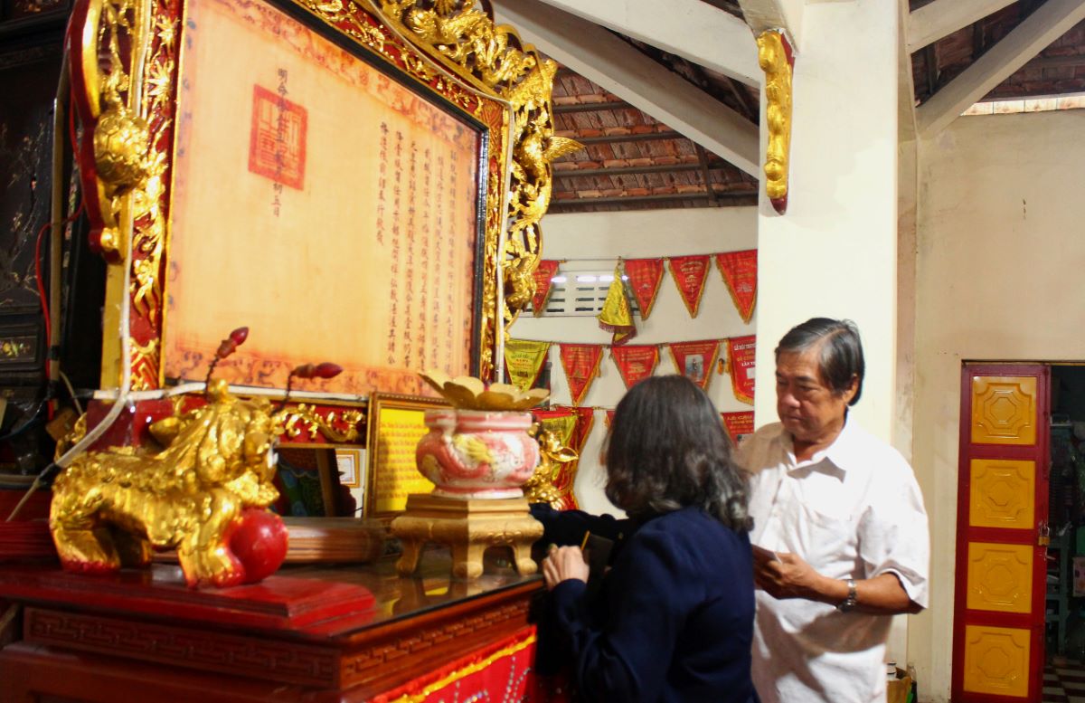 Trong do dac biet co chieu Minh Mang nam thu 11, xung goi chuc cua ong la “Thong che lanh Bao ho Cao Mien quoc an, An thu Chau Doc don, kiem lanh Ha Tien Tran bien vu“. To chieu nay duoc ba Vo Thi Dinh, sinh 1920, hien dang song khoe manh tai xa Binh Thanh Trung (Lap Vo, Dong Thap) phien am dich nghia vao nam 1972.