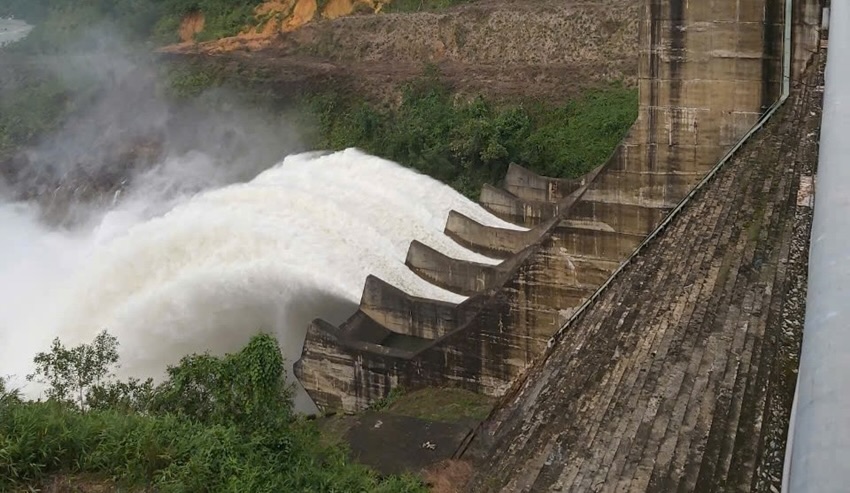 Increasing the flow rate of Binh Dien hydropower reservoir to prevent heavy rain. Photo: Ha Nguyen.