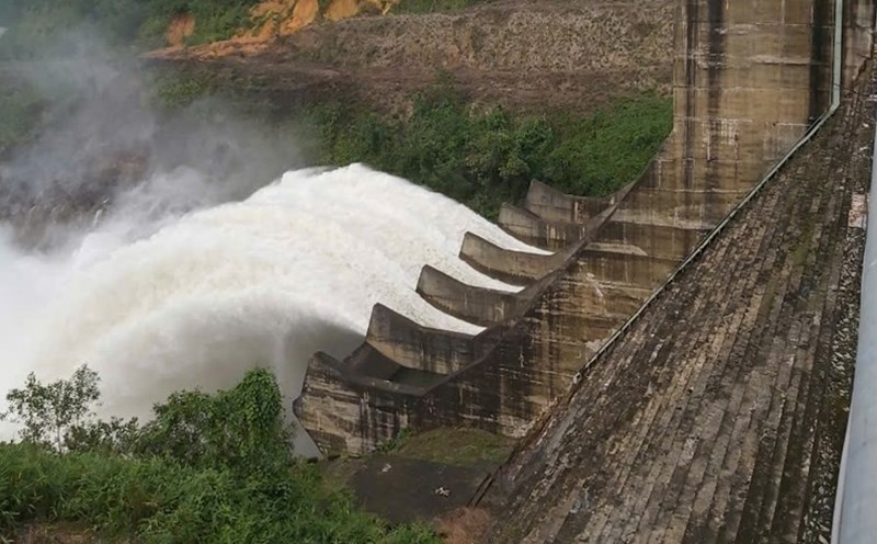 Increasing the flow rate of Binh Dien hydropower reservoir to prevent heavy rain. Photo: Ha Nguyen.