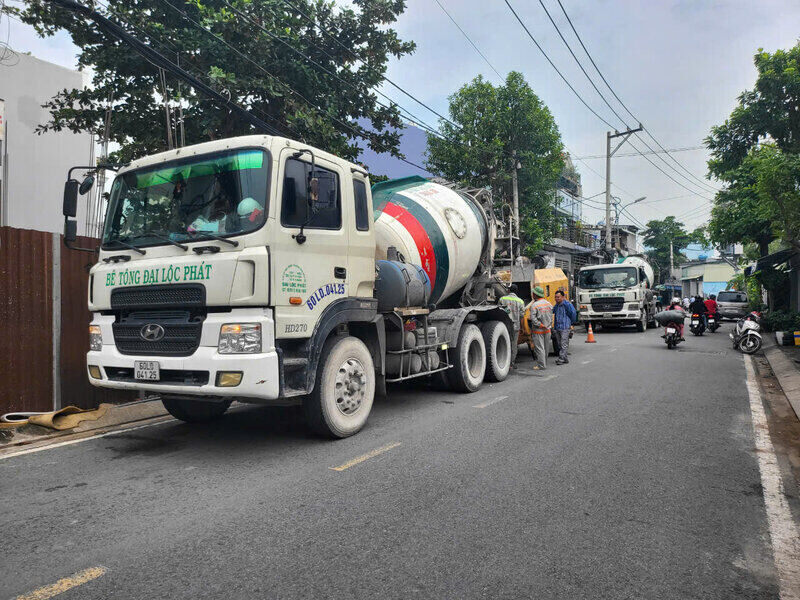 The driver of Dai Loc Phat concrete truck was fined and had his driver's license revoked by District 12 Police (HCMC). Photo: Huan Cao