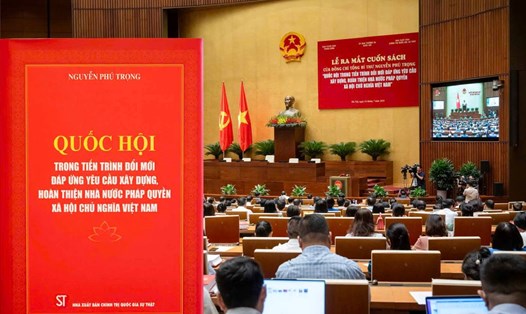 Sách về Quốc hội trong tiến trình đổi mới của cố Tổng Bí thư Nguyễn Phú Trọng. Ảnh: Phạm Thắng