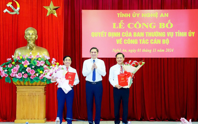 Mr. Hoang Nghia Hieu - Standing Deputy Secretary of Nghe An Provincial Party Committee presented the transfer and assignment decision and presented flowers to congratulate Mr. Cao Minh Tu and Mr. Vu Tuan Dung. Photo: Hai Dang